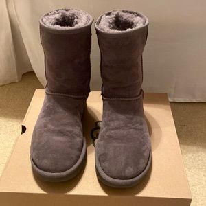 Ugg classic short in grey W size 7